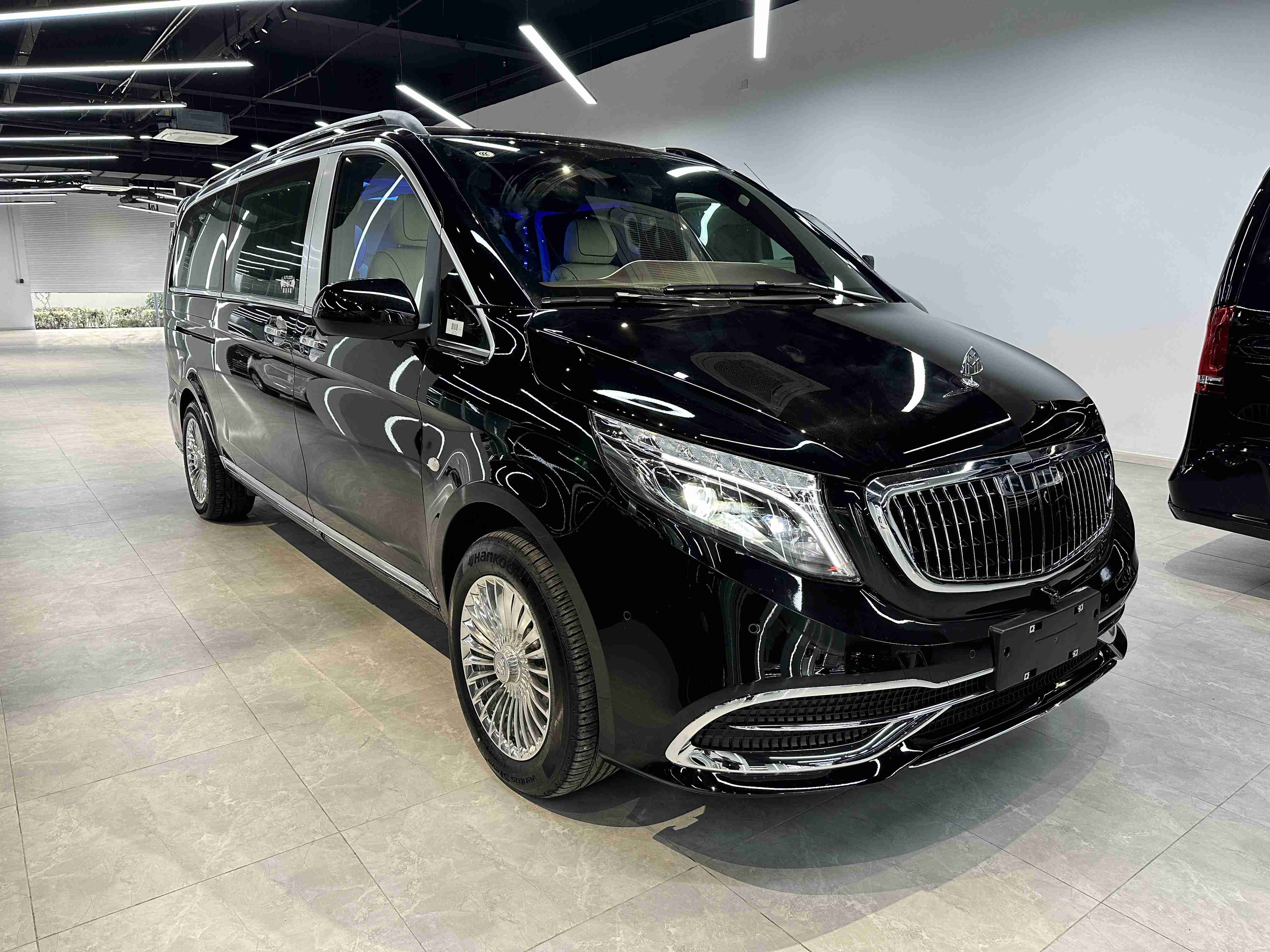 展厅现车迈巴赫版奔驰威霆商务车_上海群穆汽车官方网站