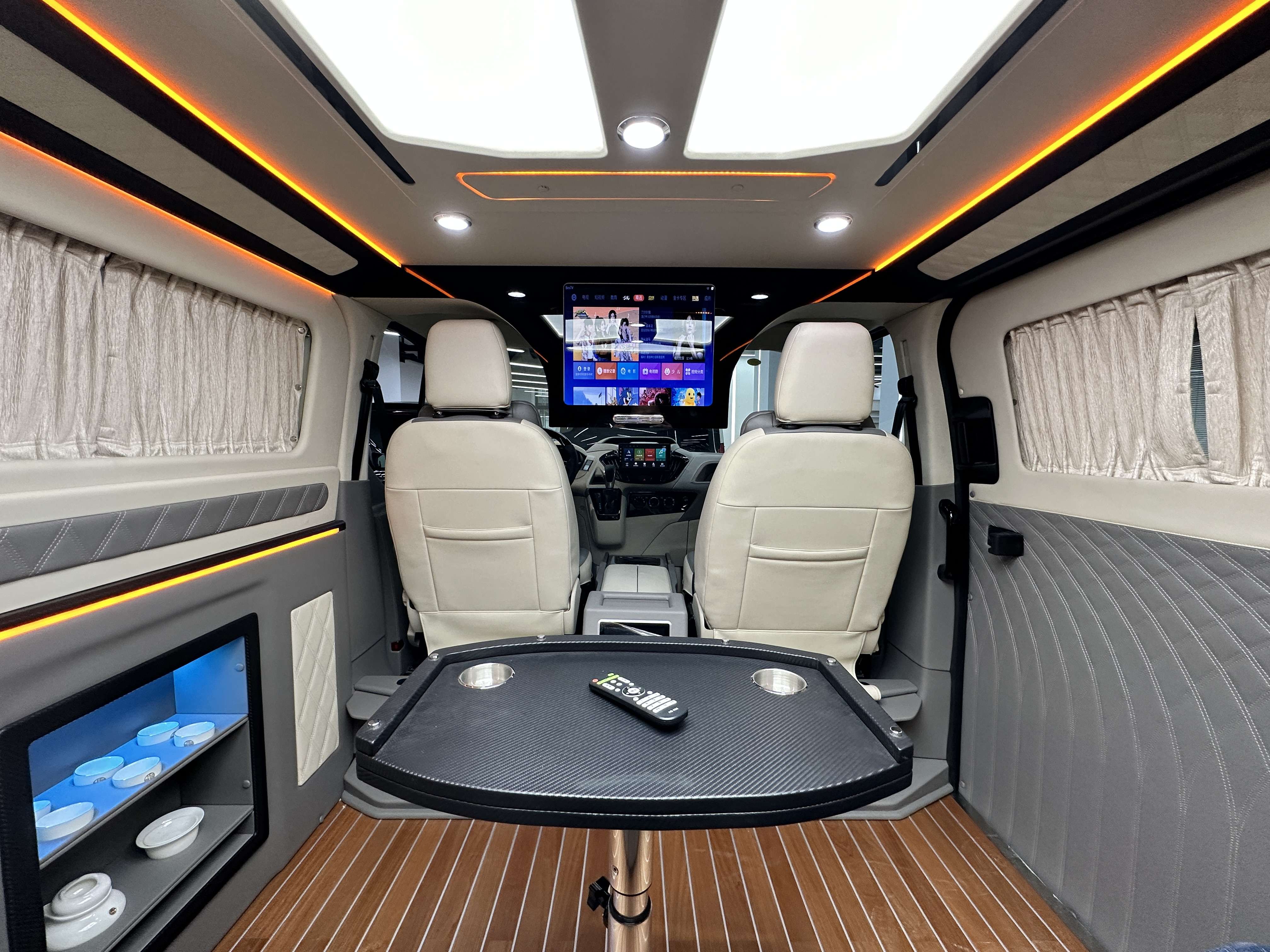 福特黑武士商务车 展厅现车内饰豪华_上海群穆汽车官方网站