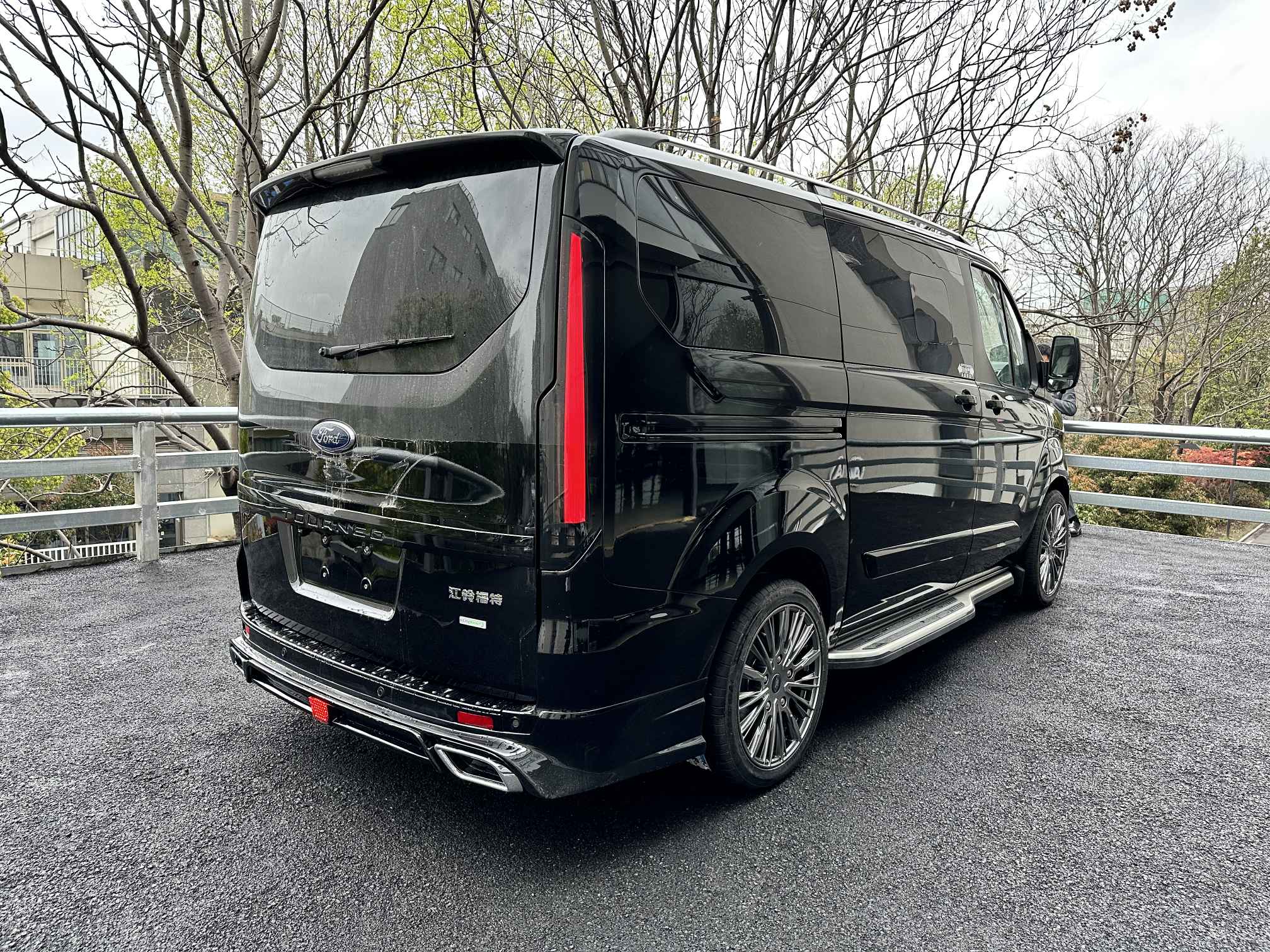 l4车身尺寸:l5009*w2095*h2035mm现车颜色:黑色原车底盘:福特商务车