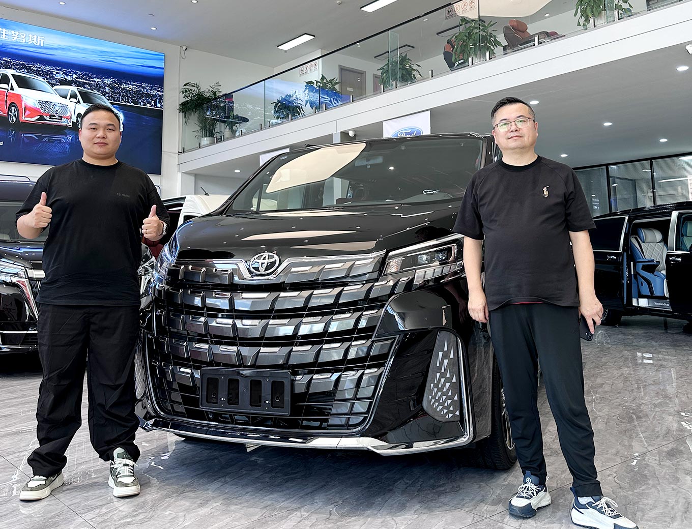 恭喜上海林总喜提进口丰田海狮七座商务车